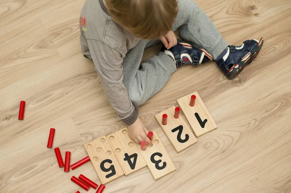 Bebek erken öğreniyor ahşap numaralar yapışır. Matematik çocukları çocuklar için bulmaca sayıyor. Eğitimsel hesaplama, geliştirmek için oyun öğretme. Entelektüel çocuk matematik oyuncağı. Oyun Sayısı Tahtası.