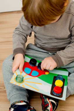 Ev yapımı yeni yürümeye başlayan bebek oyunu. Şişelerin doğru yerde vidalanması gerekiyor. Trafik ışığı, araba tekerlekleri ve güneş.
