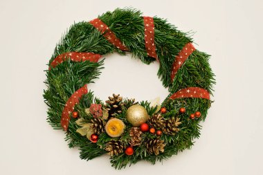 Bir Advent çelengi ile şenlik arka planı. Noel havası. El yapımı dekorasyon.