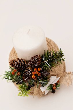 Beyaz arka planda Noel mumları ve süsler. El yapımı şamdan..