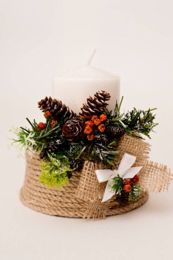 Beyaz arka planda Noel mumları ve süsler. El yapımı şamdan..