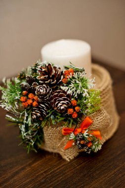 Karanlık arka planda Noel mumları ve süsler. El yapımı şamdan..