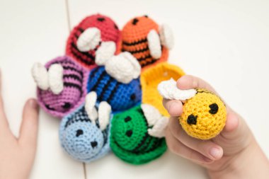 Arılı renkli arı kovanı. Bebekler için güvenli oyuncaklar. İşlenmiş yumurta sanatı fikirleri parlak renkli gökkuşağı renkli bir eğitim oyuncağıdır. Küçük çocuklar için okul öncesi oyunu. Montessori eğitimi.