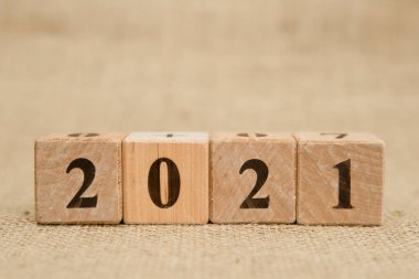 Mutlu yıllar 2021 Noel ve yeni yıl geçmişi. Sayı sembolü. Tabloda tahta küpler.