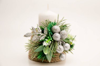 Beyaz arka planda Noel mumları ve dekorasyonlar. El yapımı şamdan..