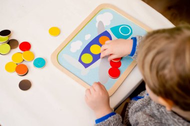 Eğitim oyunu, iyi motor becerileri, dikkat konsantrasyonu, Montessori, ergotherapy, koordinasyon eğitimi, erken öğrenme, işaretli yere doğru renk işareti koy.