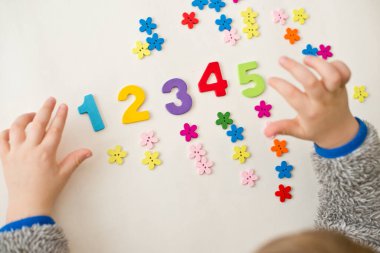 Bir görevi tamamlamak, her numaraya doğru miktarda çiçek koymak. 20-36 aylık bebekler için erken eğitim. Saymayı öğreniyorum. İki-üç yaşındaki çocuklar için fikir.