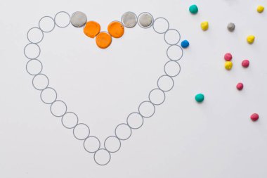 Annem için sevgililer günü tebrik kartı hazırlıyorum. Küçük çocuk baskılı kağıt kalbe hamur uyguluyor. Güzel motor beceriler, parmak koordinasyonu. bebekler için erken eğitim