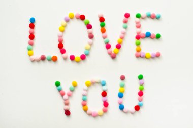 El yapımı Valenine Pom Pom dekorasyonu. Yazılı kelime 