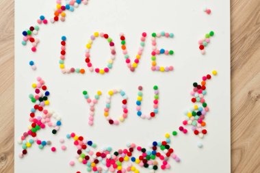 El yapımı Valenine Pom Pom dekorasyonu. Yazılı kelime 