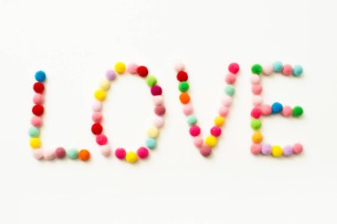 El yapımı Valenine Pom Pom dekorasyonu. Yazılı kelime 