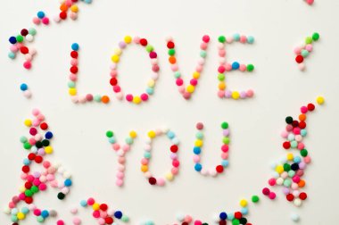 El yapımı Valenine Pom Pom dekorasyonu. Yazılı kelime 