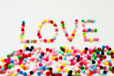 El yapımı Valenine Pom Pom dekorasyonu. Yazılı kelime 