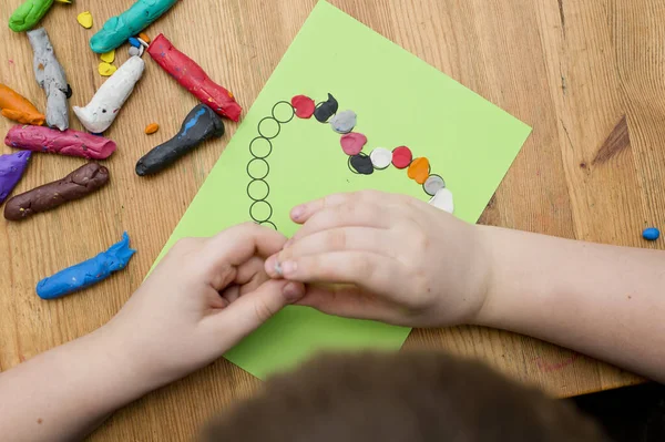 Facendo Biglietto Auguri San Valentino Mamma Bambino Che Applica Pasta — Foto Stock