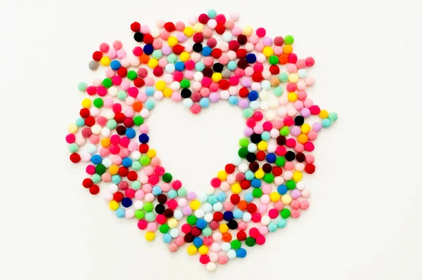 Pompones Colores Forma Corazón Sobre Fondo Blanco Decoración Amor Hecha — Foto de Stock