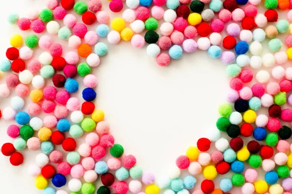 Gekleurde Pompons Vorm Van Een Hart Witte Achtergrond Handgemaakte Liefde — Stockfoto