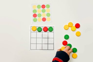 Çocuk mantık oyunu oynuyor. Noktalar ve renkler. sıralamayı tekrarla