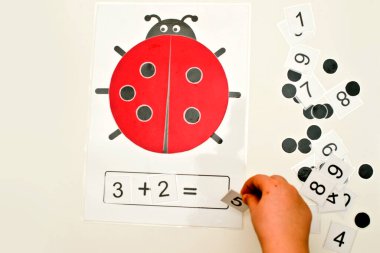 Uğur böceği masa oyunu. Mantıklı bir açıklama. Noktalar ve sayılar. Kendi matematiksel denklemini yarat. İlköğretim ve engelli çocuklar için uygulama.