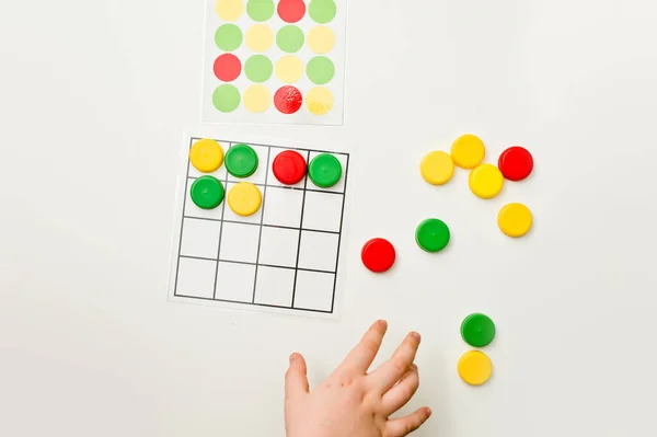 Niño Jugando Juego Logickal Puntos Colores Repetir Secuencia — Foto de Stock