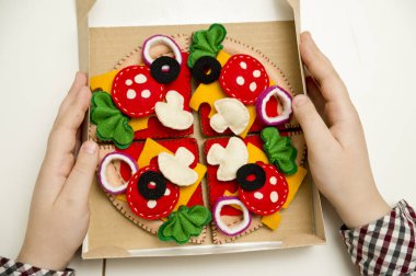 Pizzayı hissettim. Çocuklar için yemek oyuncaklarını hissettim. Küçük çocuklar için okul öncesi oyunu. Montessori eğitimi