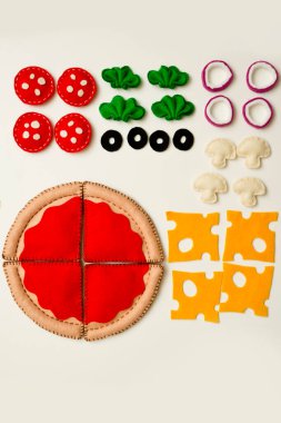 Pizzayı hissettim. Çocuklar için yemek oyuncaklarını hissettim. Küçük çocuklar için okul öncesi oyunu. Montessori eğitimi