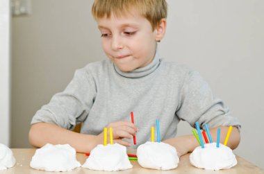 Çocuk saymayı öğreniyor. Saç kremi ve patates nişastasından el yapımı kar. Montessori malzemeleri. Gelişme, eğitim. Anaokulu çocukları için eğitici oyuncaklar. Evde etkinlik.