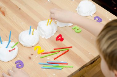 Çocuk saymayı öğreniyor. Saç kremi ve patates nişastasından el yapımı kar. Montessori malzemeleri. Gelişme, eğitim. Anaokulu çocukları için eğitici oyuncaklar. Evde etkinlik.