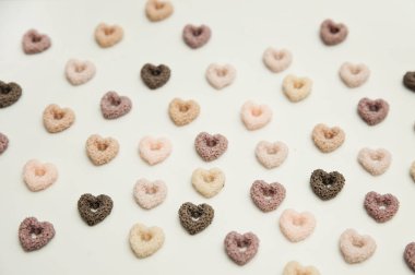 Kalp şeklinde kahvaltı gevrekleri. El doğal soya balmumu süslemesi. Sevgililer Günü teması. Gerçek aşk sembolizmi. Yaratıcı bir fikir. Sıcak selamlar..