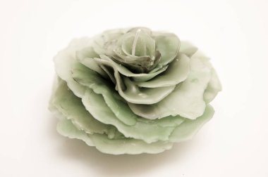 Geri dönüşümlü parafinden yapılmış el yapımı mum. Gül, çiçek çiçeği. Aşkın, huzurun ve huzurun sembolü. Ev dekorasyonu. Yaratıcı atölye. Farklı bir yaklaşım. Sanatsal tutum.