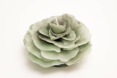 Geri dönüşümlü parafinden yapılmış el yapımı mum. Gül, çiçek çiçeği. Aşkın, huzurun ve huzurun sembolü. Ev dekorasyonu. Yaratıcı atölye. Farklı bir yaklaşım. Sanatsal tutum.