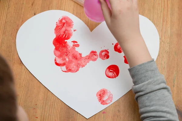 아이는 모양의 종이에 페인트 발렌타인데이 아이들의 어머니들이 집안의 일하는 — 스톡 사진
