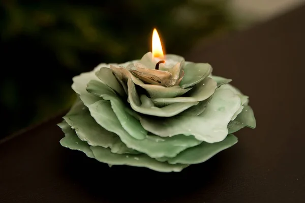 Handgemaakte Kaars Gemaakt Van Gerecycleerde Paraffine Rose Bloesem Symbool Van — Stockfoto