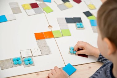 DIY Duyusal Domino. farklı yüzey türleri. Montessori tipi oyun uygun ve kör insanlar için. Keşfetmek ve keşfetmek.
