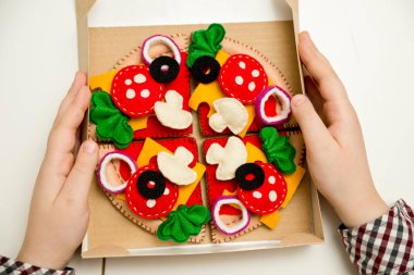 Pizzayı hissettim. Çocuklar için yemek oyuncaklarını hissettim. Küçük çocuklar için okul öncesi oyunu. Montessori eğitimi