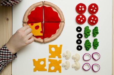 Pizzayı hissettim. Çocuklar için yemek oyuncaklarını hissettim. Küçük çocuklar için okul öncesi oyunu. Montessori eğitimi