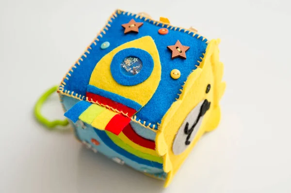 Buntes Handgemachtes Spielzeug Für Kleinkinder Und Babys Besetzter Würfel Weicher — Stockfoto