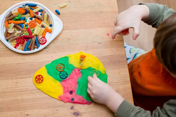 Pasen Concept Het Kind Plaatst Gekleurde Noedels Een Eivormige Plasticine — Stockfoto