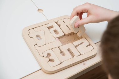 Bulmaca numaraları. Çocuk ahşap numaralarla oynuyor. Erken eğitim, kelime ve hafıza oyunu. Montessori matematik aleti. Tahta oyuncaklar.