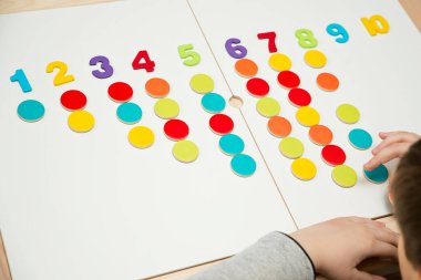 DIY çocuklar için iyi motor becerileri geliştirmek için bir araç, oyun yoluyla mantıklı düşünme. Saymayı öğrenmek ve hayal gücünü, yaratıcılığı, el-göz koordinasyonunu teşvik etmek için oyuncak.