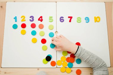 DIY çocuklar için iyi motor becerileri geliştirmek için bir araç, oyun yoluyla mantıklı düşünme. Saymayı öğrenmek ve hayal gücünü, yaratıcılığı, el-göz koordinasyonunu teşvik etmek için oyuncak.