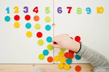 DIY çocuklar için iyi motor becerileri geliştirmek için bir araç, oyun yoluyla mantıklı düşünme. Saymayı öğrenmek ve hayal gücünü, yaratıcılığı, el-göz koordinasyonunu teşvik etmek için oyuncak.