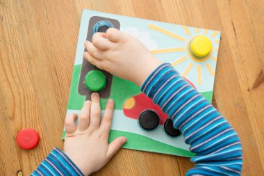 Ev yapımı yeni yürümeye başlayan bebek oyunu. Şişe bardaklarının doğru yerde vidalanması gerekir. Trafik ışığı, araba tekerlekleri ve güneş. İyi motor becerileri geliştirmek, mantıksal düşünce, el-göz koordinasyonu oyun yoluyla.