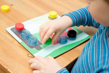 Ev yapımı yeni yürümeye başlayan bebek oyunu. Şişe bardaklarının doğru yerde vidalanması gerekir. Trafik ışığı, araba tekerlekleri ve güneş. İyi motor becerileri geliştirmek, mantıksal düşünce, el-göz koordinasyonu oyun yoluyla.