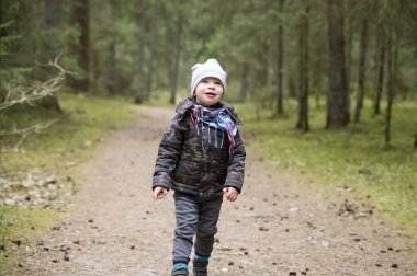 Ormanda. Ormandaki küçük çocuk. Bahar aktiviteleri. Temiz hava yürüyüşü.