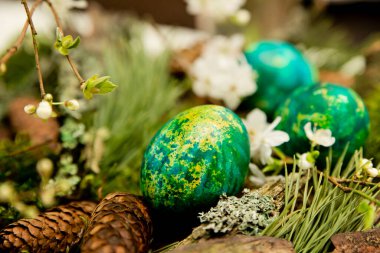 Paskalya. Hıristiyan dini bayramı. Sepette benekli tavuk yumurtası. Çeşitli renkler ve çeşitli tekniklerle çeşitlendirme geleneği. en büyük bahar kutlaması.