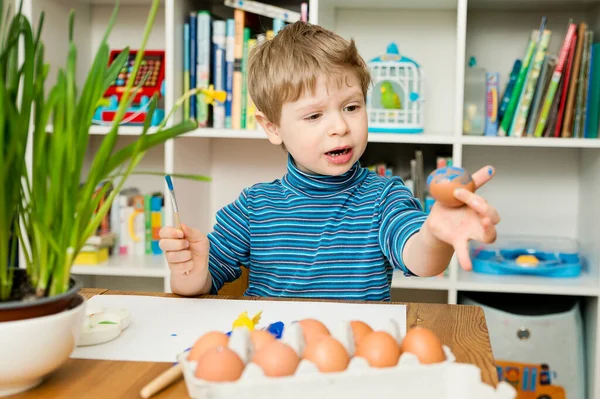 Mutlu Paskalyalar. Paskalya yumurtası boyayan 3 yaşında bir çocuk. Dini bayram. Erken eğitim ve sanatsal anaokulu aktiviteleri.