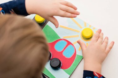 Ev yapımı yeni yürümeye başlayan bebek oyunu. Şişelerin doğru yerde vidalanması gerekiyor. Trafik ışığı, araba tekerlekleri ve güneş.