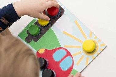 Ev yapımı yeni yürümeye başlayan bebek oyunu. Şişelerin doğru yerde vidalanması gerekiyor. Trafik ışığı, araba tekerlekleri ve güneş.