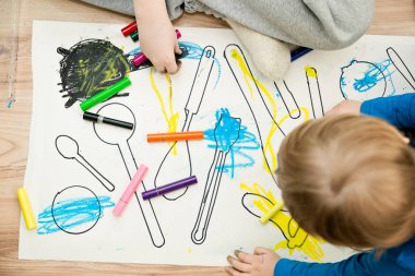 Gölge oyunu. Oyuncak doğrusal simgesini ayır. İnce çizgili çizim. Contour sembolü. Eğitici bir oyun. Beş dakikalık el işi. Mutfak Aletleri olan çocuklar için DIY ev oyunu.