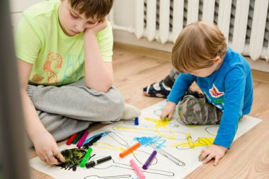 Gölge oyunu. Oyuncak doğrusal simgesini ayır. İnce çizgili çizim. Contour sembolü. Eğitici bir oyun. Beş dakikalık el işi. Mutfak Aletleri olan çocuklar için DIY ev oyunu.